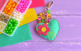 I Sew a Keychain - Exploring creative techniques - 10doigts.fr