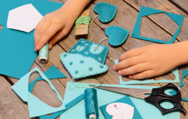 Yo fabrico una decoración de fieltro - En el corazón de las técnicas creativas - 10doigts.fr