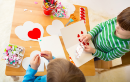 Estoy pegando gomets. - Actividades creativas en familia - 10doigts.fr