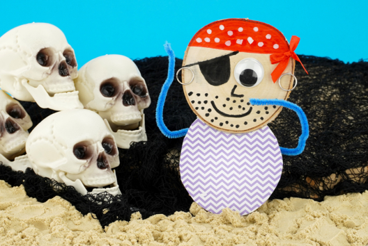 Pirates with Wooden Logs - 1 - Ocean Crafts: Dive into a Creative and Sensory World - 10doigts.com - Ocean Crafts: Dive into a Creative and Sensory World - 10doigts.fr