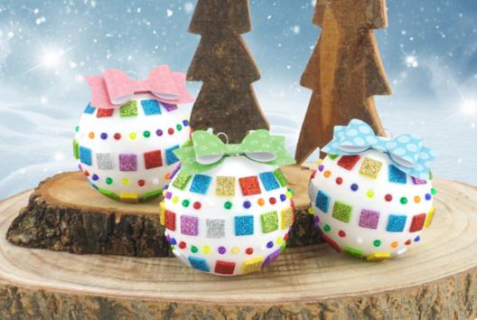 bola navideña niños árbol - Actividades manuales de Navidad - 10doigts.fr