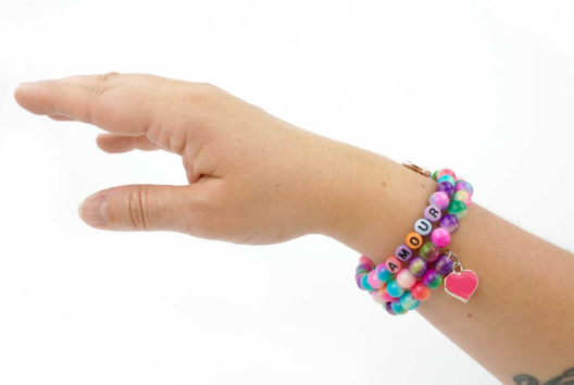 Bracelets "LOVE" Rainbow Beads - 2 - Mother's Day Crafts - 10doigts.com - Mother's Day Crafts - 10doigts.fr - 2