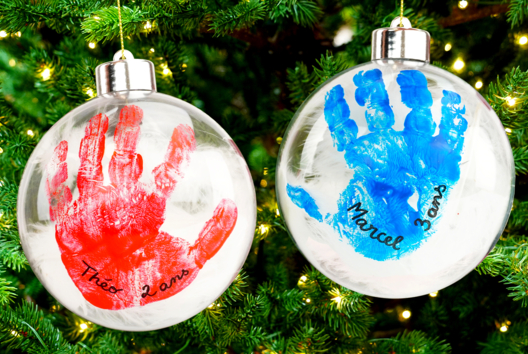 Christmas Bauble with a Handprint - 1 - Christmas Tree Ornement Crafts - 10doigts.com - Christmas Tree Ornement Crafts - 10doigts.fr