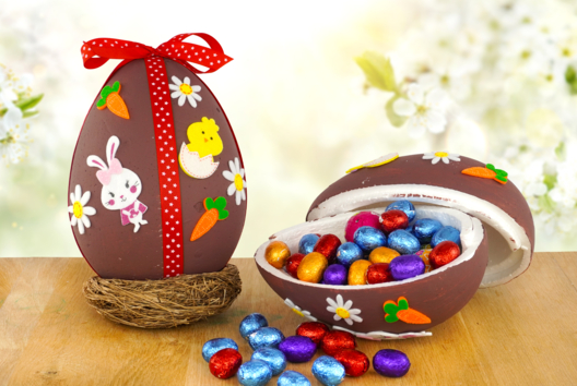 Surprise Egg Filled with Chocolates - 1 - DIY Easter Crafts - 10doigts.com - DIY Easter Crafts - 10doigts.fr