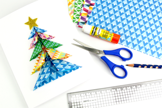 3D Origami Christmas Tree Card - 1 - Card Making Crafts: Our Creative Ideas for Children - 10doigts.com - Card Making Crafts: Our Creative Ideas for Children - 10doigts.fr
