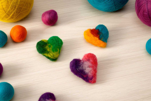 corazones de lana cardada - Actividades manuales para la creación de tus joyas - 10doigts.fr - 2