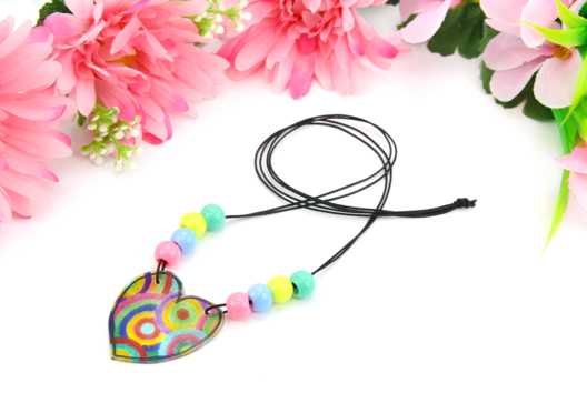 heart necklace made of crazy magic plastic - Mother's Day Crafts - 10doigts.fr