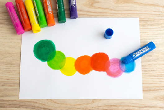 dibujar-orugas-gouache-pintura-niños - Actividades manuales animales: nuestras ideas creativas para los niños - 10doigts.fr - 2