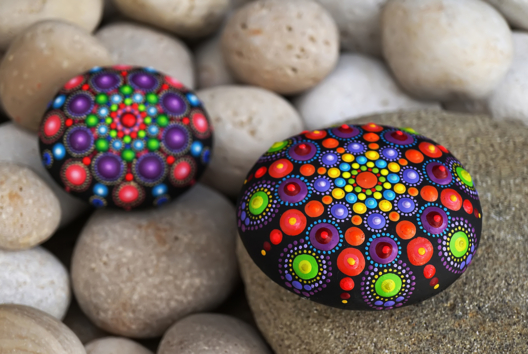 dot painting mandala pintura en piedra - Actividades manuales sobre el tema de la naturaleza para los niños - 10doigts.fr