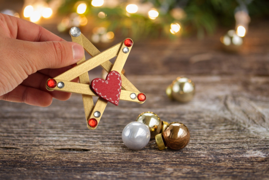 Christmas Stars with Ice Cream Sticks - 1 - Christmas Tree Ornement Crafts - 10doigts.com - Christmas Tree Ornement Crafts - 10doigts.fr