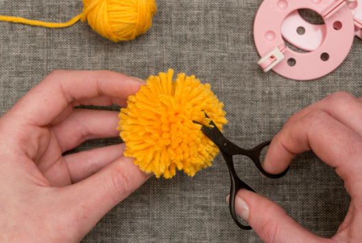 fabricar un pompón de lana - Actividades manuales de mercería y punto - 10doigts.fr