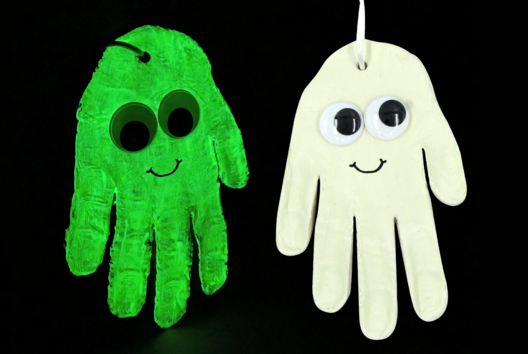 Glow-in-the-Dark Ghost and Handprint - 1 - Halloween Crafts - 10doigts.com - Halloween Crafts - 10doigts.fr