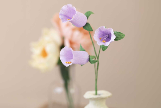Crepe Paper Violets - 1 - Flower Crafts: Creations Inspired by Nature and the Seasons - 10doigts.com - Flower Crafts: Creations Inspired by Nature and the Seasons - 10doigts.fr