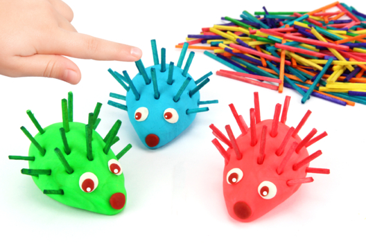 Colorful Hedgehogs in Modeling Dough - 2 - Modeling Crafts - 10doigts.com - Modeling Crafts - 10doigts.fr - 2