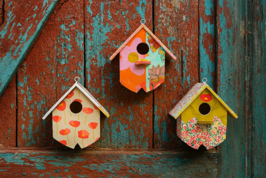 Decopatch Birdhouses - 1 - Craft activities with glue and varnish - 10doigts.com - Craft Activities with Varnish Collage: Decorate and Personalize Your Objects - 10doigts.fr