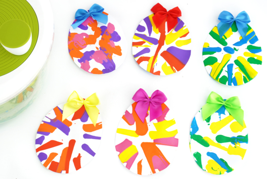 Salad Spinner Painting - Easter Eggs - 1 - DIY Easter Crafts - 10doigts.com - DIY Easter Crafts - 10doigts.fr