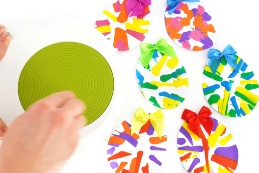 Salad Spinner Painting - Easter Eggs - 3 - DIY Easter Crafts - 10doigts.com - DIY Easter Crafts - 10doigts.fr - 2