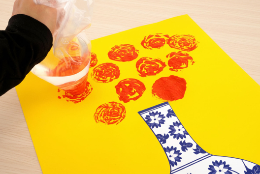 peinture pochette en plastique rose - Actividades manuales Día del Abuela - 10doigts.fr