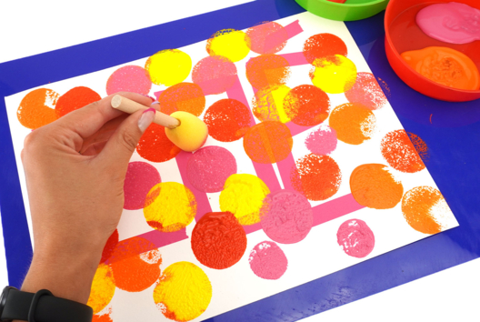 foam stamp painting kids DIY - Arts and Crafts for Under 3 Years - 10doigts.fr - 2
