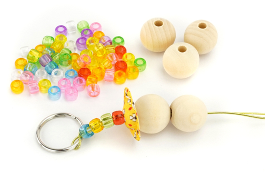 llaveros de perlas - Actividades manuales para fabricar tus llaveros - 10doigts.fr - 2