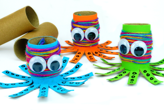 Octopus with a cardboard tube - 1 - Ocean Crafts: Dive into a Creative and Sensory World - 10doigts.com - Ocean Crafts: Dive into a Creative and Sensory World - 10doigts.fr