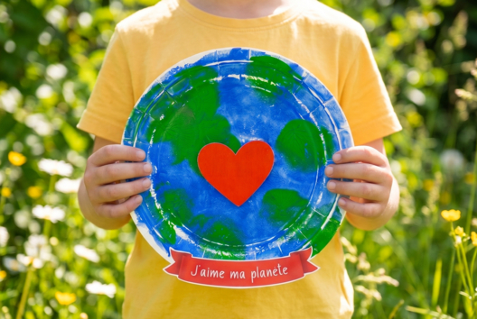 planète terre assiette en carton DIY - Actividades manuales sobre el tema de la naturaleza para los niños - 10doigts.fr