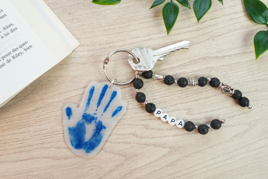 Fingerprint Keychain and Alphabet Beads - 1 - Father's Day Crafts - 10doigts.com - Father's Day Crafts - 10doigts.fr
