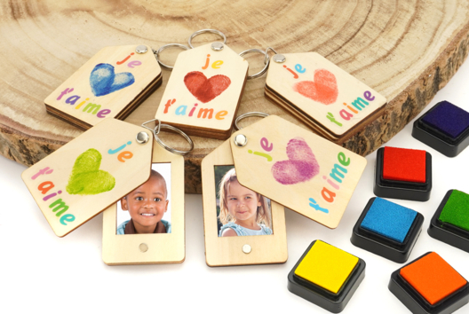 Photo Keychains and Fingerprint Imprints - 1 - Mother's Day Crafts - 10doigts.com - Mother's Day Crafts - 10doigts.fr