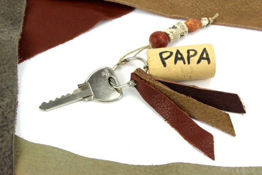 Father's Day Keychain - Leather and Cork Stopper - 1 - Father's Day Crafts - 10doigts.com - Father's Day Crafts - 10doigts.fr