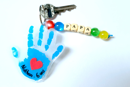Magic Plastic Handprint Keychain - 1 - Father's Day Crafts - 10doigts.com - Father's Day Crafts - 10doigts.fr