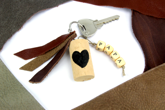 Keychain Father's Day - wood / cork / leather - 1 - Father's Day Crafts - 10doigts.com - Father's Day Crafts - 10doigts.fr