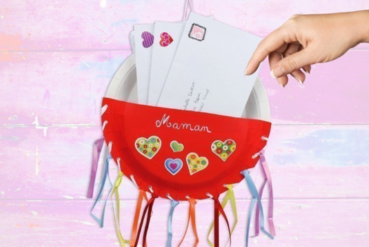 Mail Holder with Paper Plates - 1 - Mother's Day Crafts - 10doigts.com - Mother's Day Crafts - 10doigts.fr