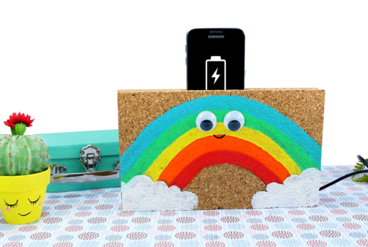 Rainbow Smartphone Stand - 2 - Rainbow Crafts: Creative Tutorials for All Ages - 10doigts.com - Rainbow Crafts: Creative Tutorials for All Ages - 10doigts.fr