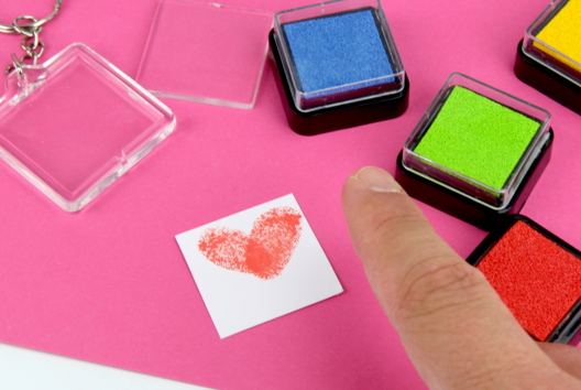 Fingerprint Keychains - 3 - Mother's Day Crafts - 10doigts.com - Mother's Day Crafts - 10doigts.fr - 2