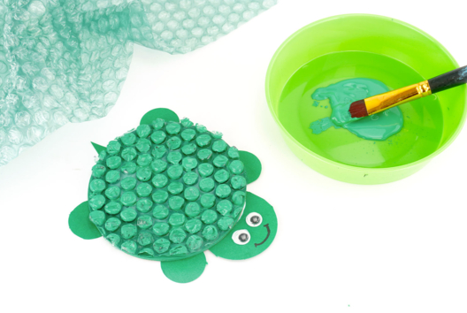 tortuga con papel burbuja - Actividades manuales Verano - 10doigts.fr