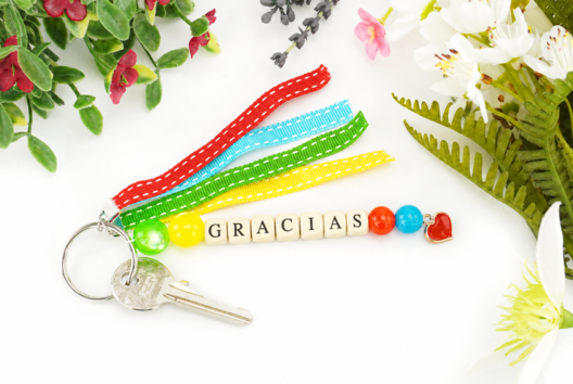 llavero regalo maestra fin de año - Ideas de regalos de fin de curso para maestras y profesores - 10doigts.fr