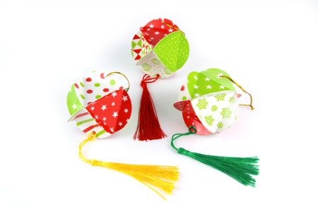Paper Christmas Ornaments with Pom Poms - 1 - Christmas Crafts - 10doigts.com - Christmas Crafts – 10doigts.fr