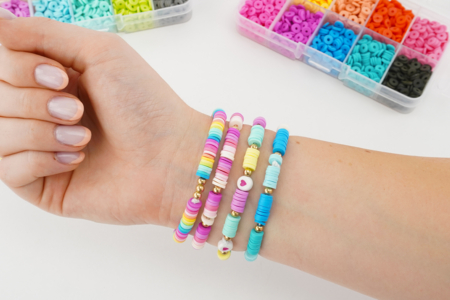 pulsera fácil niño perlas mensaje - Actividades manuales para la creación de tus joyas – 10doigts.fr