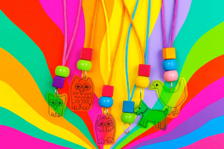collares fluo plástico loco - Actividades manuales plástico mágico: el papel mágico que se encoge y se vuelve sólido – 10doigts.fr