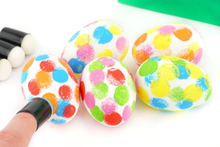Decorating Easter Eggs with Finger Stamps - 6 - DIY Easter Crafts - 10doigts.com - DIY Easter Crafts – 10doigts.fr