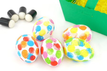 Decorating Easter Eggs with Finger Stamps - 3 - DIY Easter Crafts - 10doigts.com - DIY Easter Crafts – 10doigts.fr