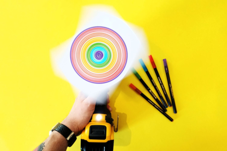 dibujar círculos niños atornillador taladro - Actividades manuales cuadros: crear y decorar en gran formato – 10doigts.fr