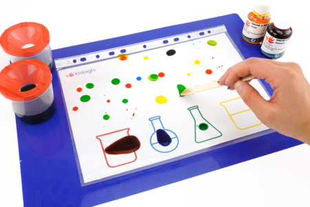 Expérience huile et eau colorée - 1 - Handicrafts Around Games to Enjoy Homemade Games - 10doigts.com - Handicrafts Around Games to Enjoy Homemade Games – 10doigts.fr