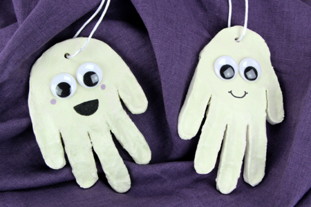 Glow-in-the-Dark Ghost and Handprint - 2 - Halloween Crafts - 10doigts.com - Halloween Crafts – 10doigts.fr