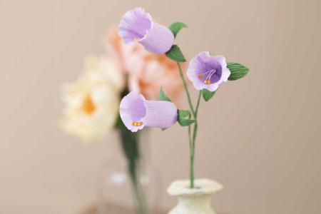 Crepe Paper Violets - 1 - Flower Crafts: Creations Inspired by Nature and the Seasons - 10doigts.com - Flower Crafts: Creations Inspired by Nature and the Seasons – 10doigts.fr