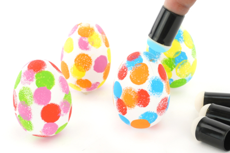 Decorating Easter Eggs with Finger Stamps - 7 - DIY Easter Crafts - 10doigts.com - DIY Easter Crafts – 10doigts.fr