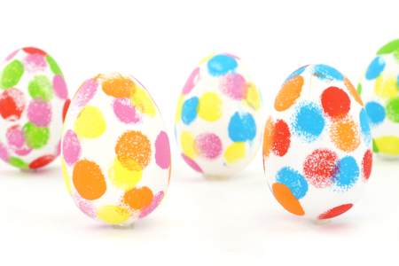 Decorating Easter Eggs with Finger Stamps - 1 - DIY Easter Crafts - 10doigts.com - DIY Easter Crafts – 10doigts.fr