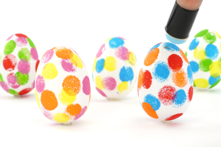 Decorating Easter Eggs with Finger Stamps - 5 - DIY Easter Crafts - 10doigts.com - DIY Easter Crafts – 10doigts.fr