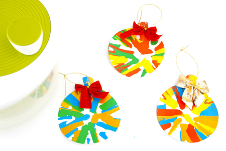 Spin Painting Christmas Ornaments - 3 - Christmas Tree Ornement Crafts - 10doigts.com - Christmas Tree Ornement Crafts – 10doigts.fr