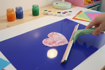 Marbled Valentine's Day Card - Shaving Foam - 5 - Valentine's Day Crafts - 10doigts.com - Valentine's Day Crafts – 10doigts.fr
